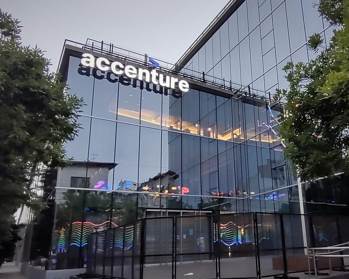 Ollagnier Jean-Marc sells 175,332 shares of Accenture plc [ACN]