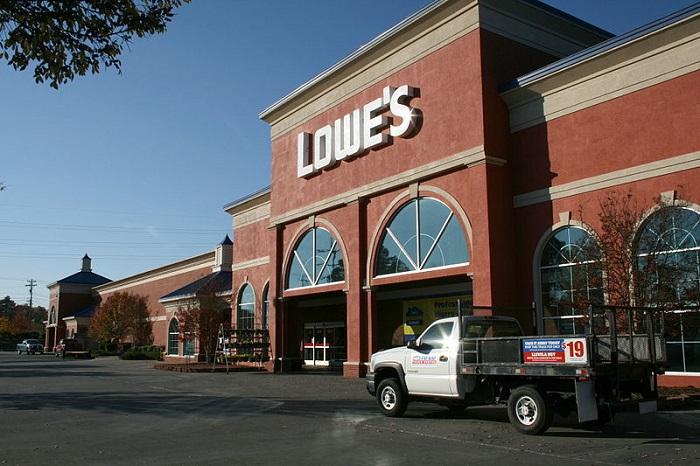 PRYOR JULIETTE WILLIAMS buys 25,462 shares of LOWES COMPANIES INC [LOW]