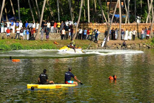 CORRECTION India Boat Capsizes