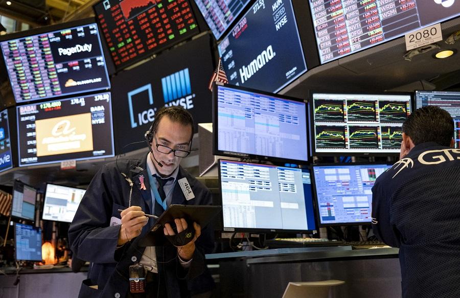 Dow loses nearly 500 points, S&P 500 remains in bearish territory