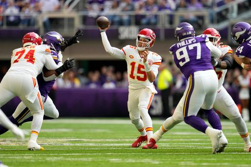 Patrick Mahomes, Chiefs outlast Vikings 27-20; Travis Kelce catches TD pass after hurting ankle